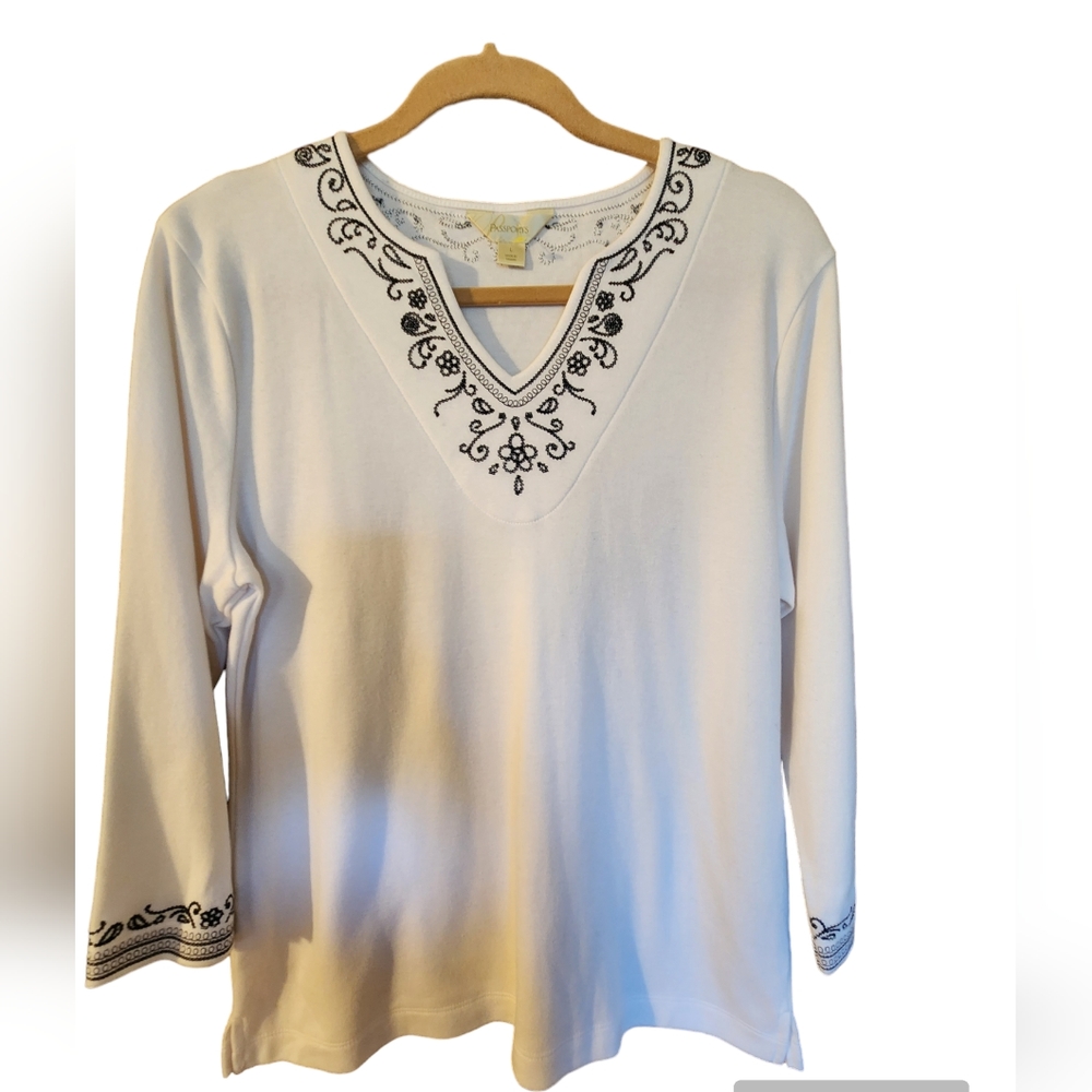 NWOT Passports White Large 3/4 sleeve v neck blouse